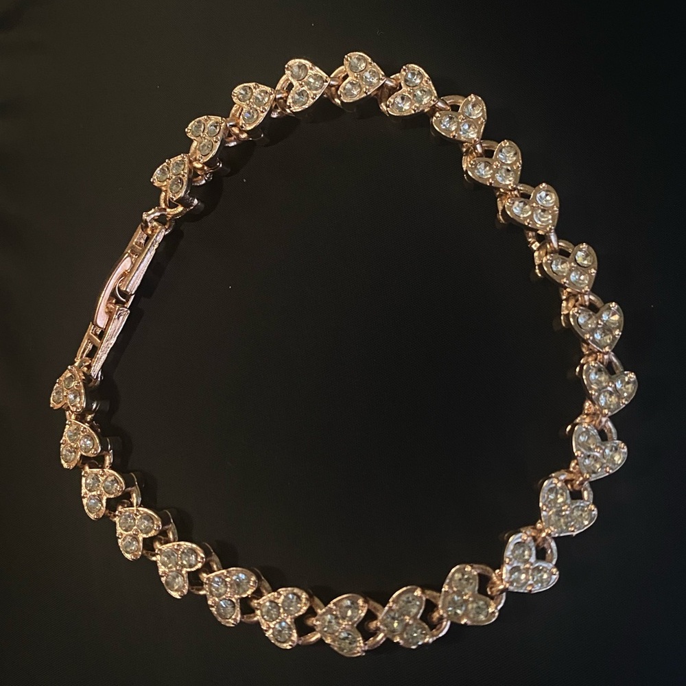 Elegant Heart-Shaped Gold Bracelet